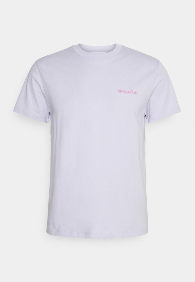 T-shirt en coton violet clair avec un col rond et des manches courtes. Présente le texte « OPENMIND » en rose brodé sur la poitrine gauche.