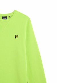 Felpa verde neon di Lyle & Scott con scollo a V, polsini a costine e logo ricamato nero di un uccello sul lato sinistro del petto. Tessuto morbido.