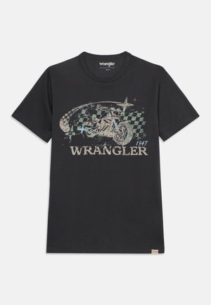 Tricou negru Wrangler cu un grafic uzat de motocicletă, fundal în carouri și textul "WRANGLER 1947" pe față.