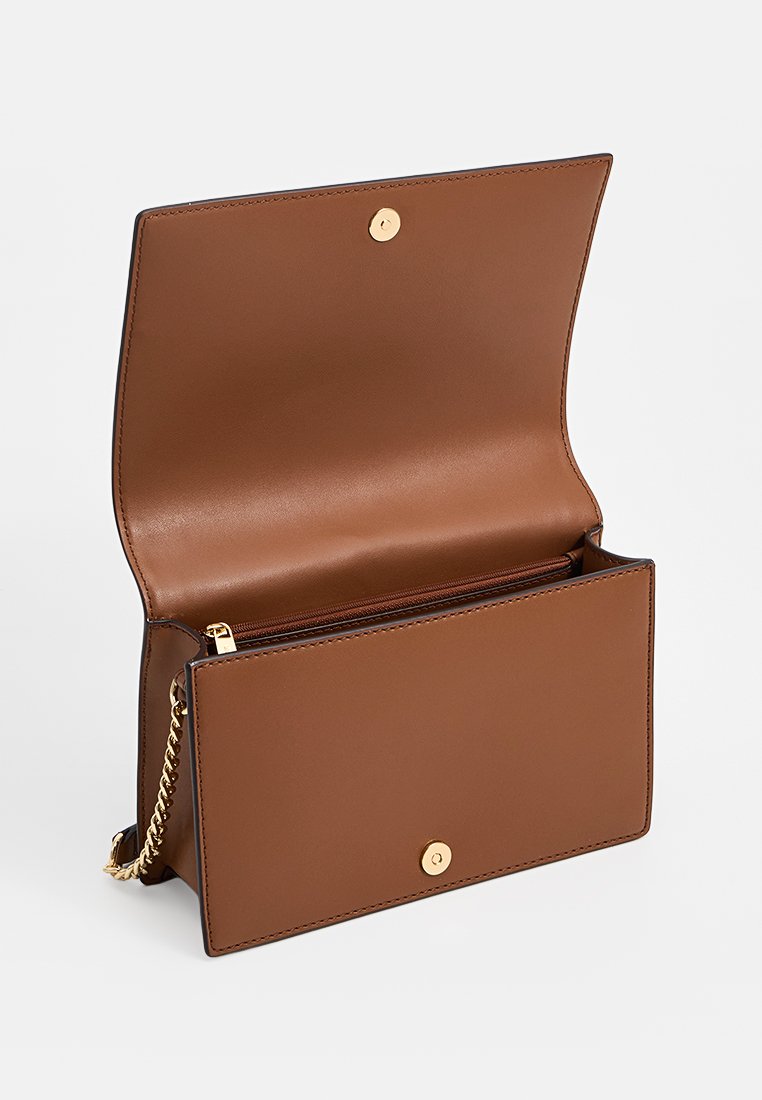 Braune Lederhandtasche mit goldfarbener Druckknopfverschluß und Kettenriemen, ausgestattet mit einer Innenreißverschluss-Tasche und glatter Oberfläche.