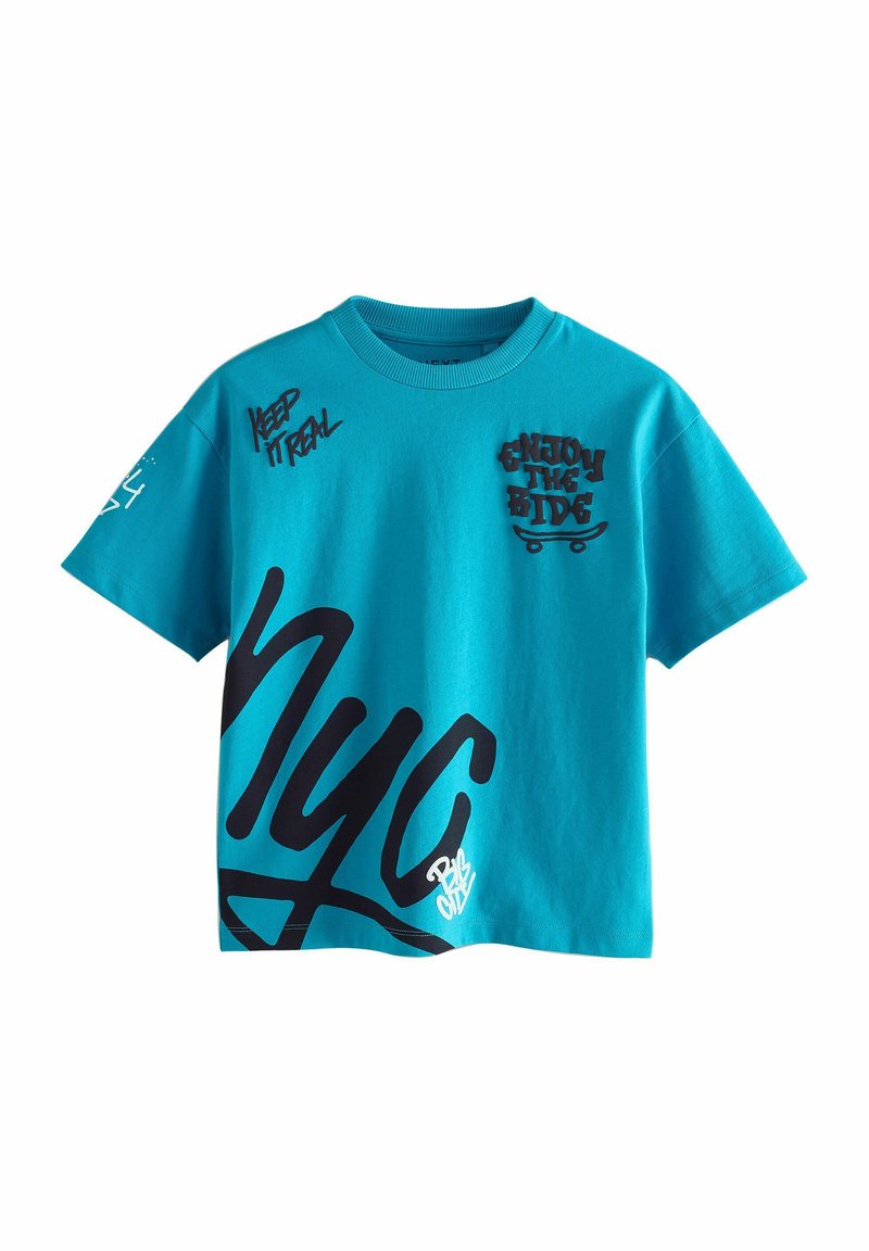 Turkos bomull T-shirt med svart graffiti-inspirerad text, som visar "NYC", "Njut av resan" och "Håll det äkta" i fet typografi. Korta ärmar.