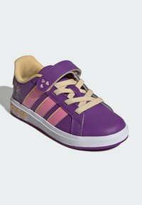Fioletowe syntetyczne trampki z beżowymi akcentami, z różowymi paskami, sznurowaniem i zapięciem na rzep oraz małym dekoracyjnym wzorem na pięcie.