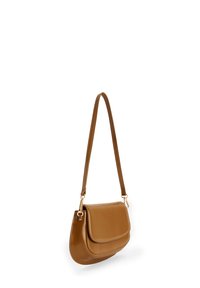 Bolso de hombro de cuero marrón con cierre de solapa, correa única y detalles en hardware dorado. Textura suave y diseño curvado.