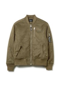 Chaqueta bomber verde oliva de tejido suave con puños acanalados. Cuenta con una cremallera frontal, dos bolsillos laterales y texto bordado en el pecho y la manga.