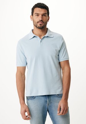 Hellblaues Polohemd aus weichem Stoff, mit Kragen, Drei-Knopf-Leiste und kurzen Ärmeln. Einfaches Design ohne Muster.