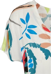 Losse blouse met een witte achtergrond en meerkleurige bloemenpatronen in blauw, groen, rood en beige, gemaakt van lichtgewicht stof.