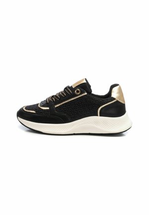 Zapatilla deportiva negra con parte superior de tejido entrelazado, detalles en dorado y una entresuela blanca. Cuenta con ojales redondos y una suela texturizada.