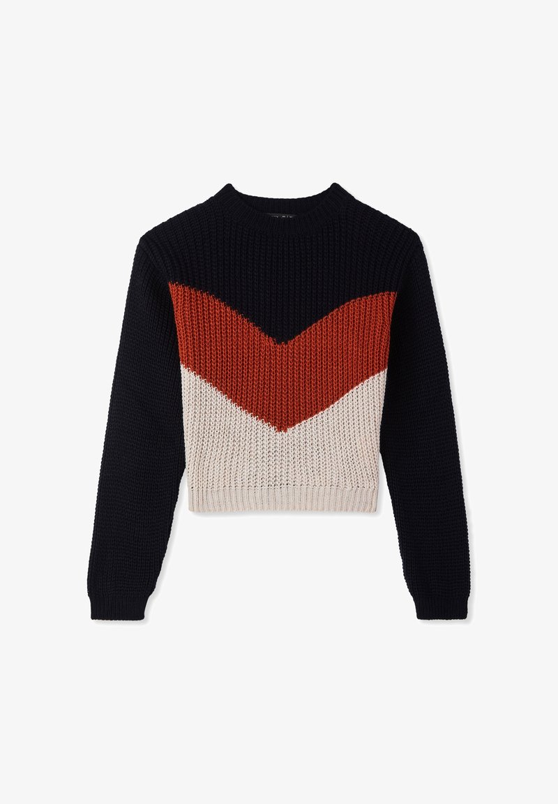 Maglione lavorato a maglia con scollo rotondo, presenta un motivo a chevron nei colori blu navy, rosso e crema, lunghezza corta e tessuto testurizzato.
