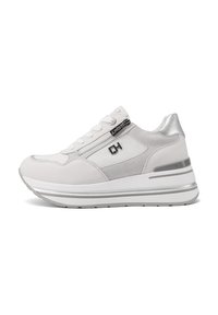 Sneaker atletica bianca realizzata in pelle e camoscio, con una trama a lacci, dettagli argentati e una suola texture.