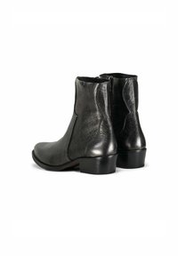 Un paio di stivaletti neri in pelle con tacco basso, punte arrotondate e cerniere laterali, mostrati da un'angolazione posteriore su sfondo bianco.