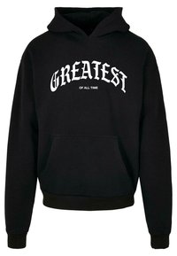 Felpa nera in cotone, dotata di tasca frontale, polsini e orlo a costine, con testo bianco che recita "GREATEST OF ALL TIME" sulla parte anteriore.