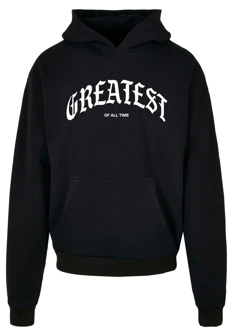 Felpa nera in cotone, dotata di tasca frontale, polsini e orlo a costine, con testo bianco che recita "GREATEST OF ALL TIME" sulla parte anteriore.