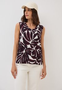Ärmlös topp med blommönster i djup vinröd och vit, tillverkad av mjukt tyg, med rund halsringning och avslappnad passform.