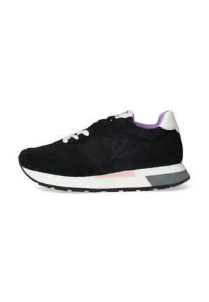 Sneaker in suede nero con lacci bianchi, dettagli rosa e grigi, e una fodera viola. Presenta una parte superiore texturizzata e una suola imbottita.