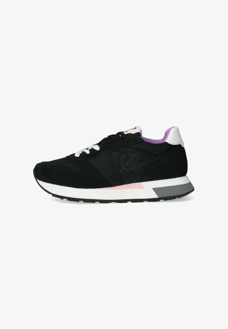 Sneaker in suede nero con lacci bianchi, dettagli rosa e grigi, e una fodera viola. Presenta una parte superiore texturizzata e una suola imbottita.