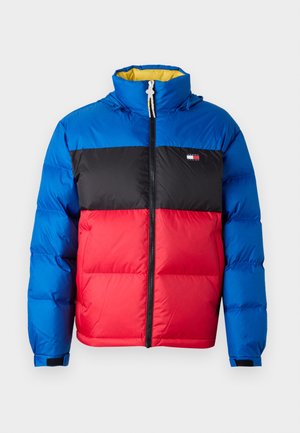 Giacca imbottita con una parte superiore blu, una parte centrale nera e una parte inferiore rossa. È dotata di cappuccio, zip frontale e tessuto texture.