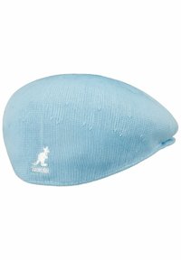 Baret Kangol azzurro chiaro realizzato in tessuto intrecciato testurizzato, con una forma rotonda e un piccolo logo ricamato di un canguro sul lato.