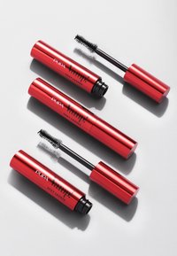 Tubetti di mascara in metallo rosso con dettagli neri e testo che recita "PUPA Vamp! Sexy Lashes." Uno dei tubetti è aperto, mostrando un pennello da mascara.