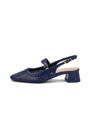 Zapato slingback azul marino con tacón bloque bajo, patrón geométrico perforado y dos correas con hebillas doradas sobre fondo blanco.
