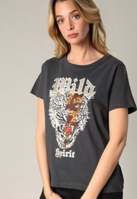 Niet geselecteerd, Charcoal