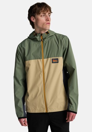 Giacca leggera con cappuccio in verde e beige, con cerniera frontale e patch con logo, polsini elastici e pannelli laterali in blu scuro.