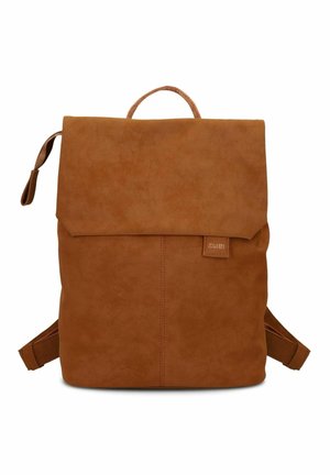 Sac à dos marron en suédine synthétique avec rabat, poignée supérieure, bretelles réglables et petite étiquette de marque à l'avant.