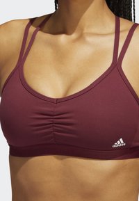 adidas Performance YOGA ESSENTIALS LIGHT-SUPPORT - Sutiã desportivo de suporte ligeiro - shadow red