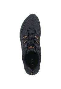 Mörkblå sportskor tillverkade av mesh och syntetiska material. Utrustade med orange detaljer, snörning och en strukturerad sula.