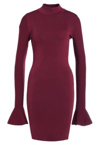 Robe bordeaux à manches longues et ajustée, avec un col montant et des poignets évasés, longueur genou avec une texture lisse.