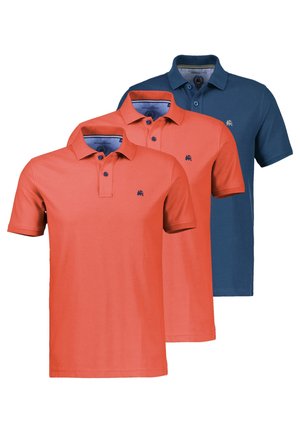 Tre kortærmede poloer, to koralrøde og én marineblå, hver med knaplukning ved kraven og et lille mørkt broderet logo på brystet.