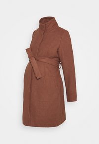 Abrigo de maternidad en mezcla de lana marrón, con cuello alto, mangas largas, cintura con cinturón y bolsillos laterales para mayor funcionalidad.