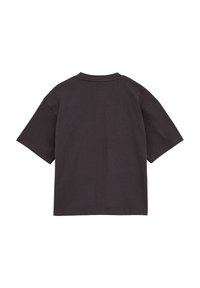 Tamsiai pilkas trumpas rankovės marškinėliai, pagaminti iš medvilnės. Turi apykaklę ir laisvą kirpimą, be raštų ar matomų priedų.