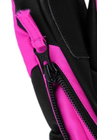 Schwarzer Lederhandschuh mit rosa Textil, versehen mit einem auffälligen schwarzen Reißverschluss und strukturierten Akzenten, zeigt ein kontrastreiches Farbschema.