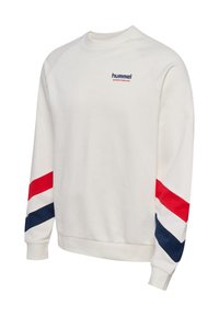 Witte crewneck sweatshirt met rode en marineblauwe chevronstrepen op de mouwen en het logo "hummel SPORTSWEAR" op de borst.