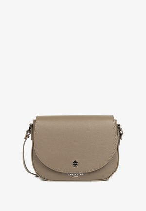 Beige leren schoudertas met een flapluiting, ronde hardware-accent en een geperst "Lancaster Paris" logo aan de voorkant.