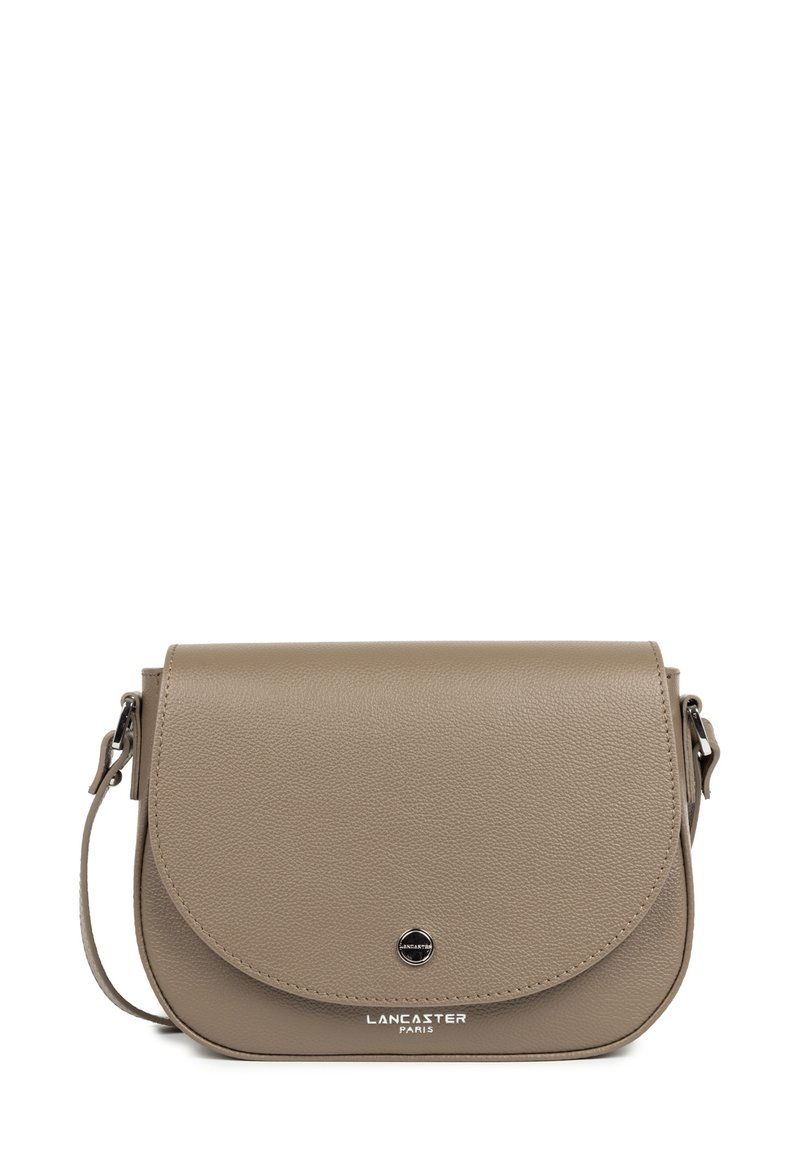 Borsa a tracolla in pelle beige con chiusura a flap, dettaglio hardware circolare e logo "Lancaster Paris" impresso sul davanti.