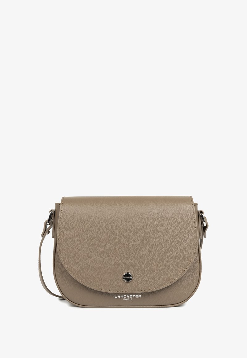 Beige Leder Umhängetasche mit Klappenverschluss, kreisförmigem Hardware-Akzent und geprägtem "Lancaster Paris" Logo auf der Vorderseite.