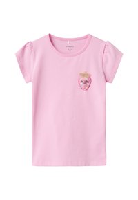 Roze T-shirt met korte mouwen, versierd met een gestructureerde aardbeien-applicatie met glanzende elementen en gouden accenten op de borst. Zacht katoenmateriaal.