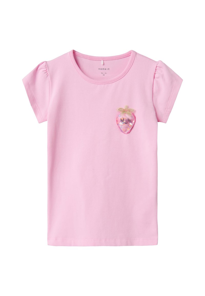 Roze T-shirt met korte mouwen, versierd met een gestructureerde aardbeien-applicatie met glanzende elementen en gouden accenten op de borst. Zacht katoenmateriaal.