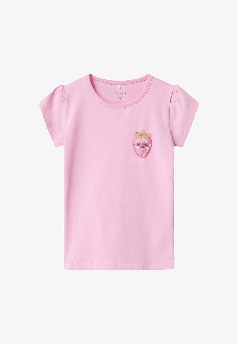Roze T-shirt met korte mouwen, versierd met een gestructureerde aardbeien-applicatie met glanzende elementen en gouden accenten op de borst. Zacht katoenmateriaal.