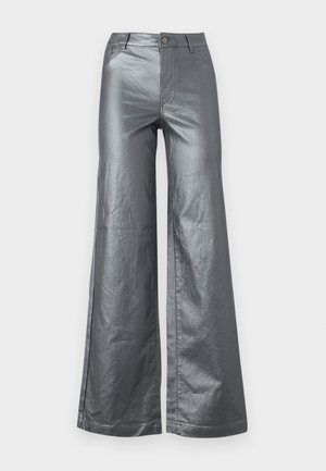 Calças largas em tecido metálico prateado brilhante. Apresenta bolsos frontais, fecho com botão e bainhas retas. Textura suave e design elegante.
