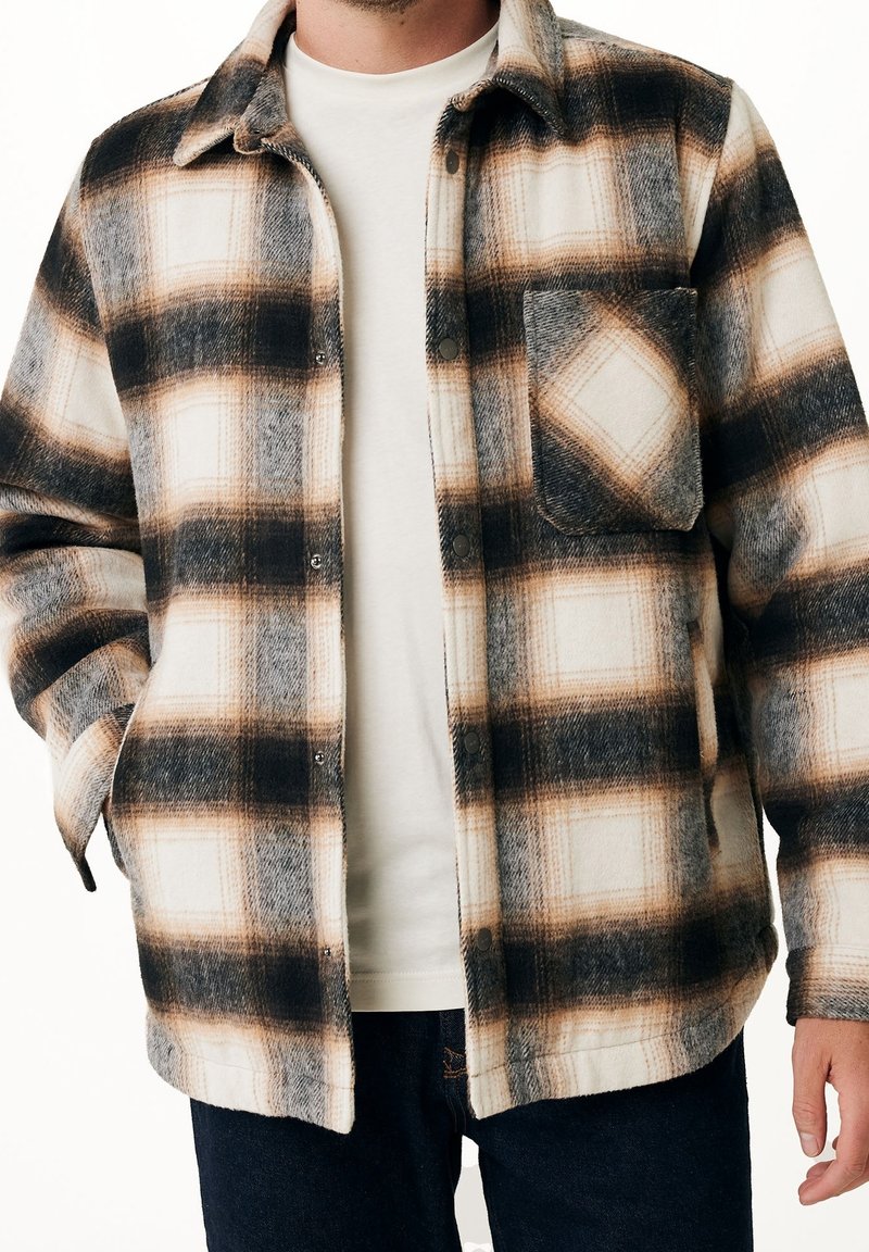 Svart, brun och vit rutig flanellskjorta med knäppning framtill, bröstficka och en mjuk textur. Klassisk kragsdesign.