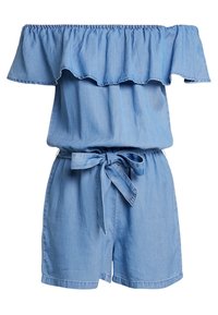 Ljust blå denim off-shoulder jumpsuit med volangkrage, bälte i midjan och shorts. Slät textur med en avslappnad design.