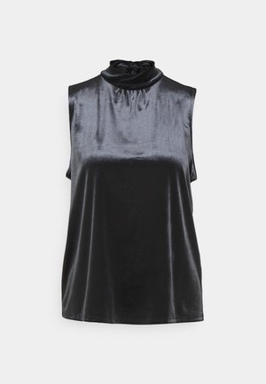 Mouwloze zwarte satijnen top met hoge gerimpelde halslijn en subtiele glans, weergegeven tegen een witte achtergrond.