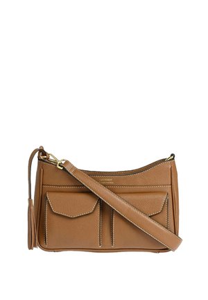 Sac bandoulière en cuir marron avec deux poches à rabat à l'avant, une sangle amovible et un détail à frange sur le côté.