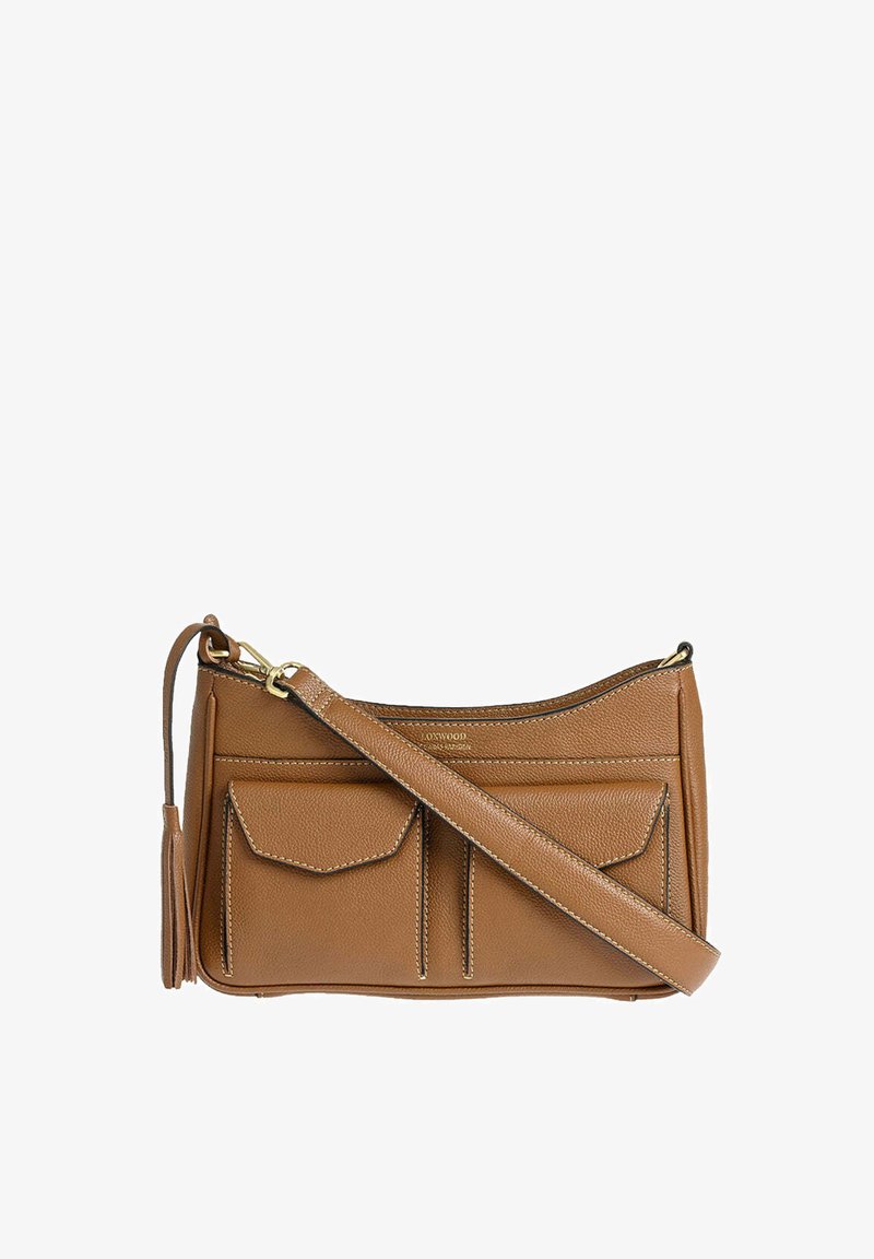 Sac bandoulière en cuir marron avec deux poches à rabat à l'avant, une sangle amovible et un détail à frange sur le côté.