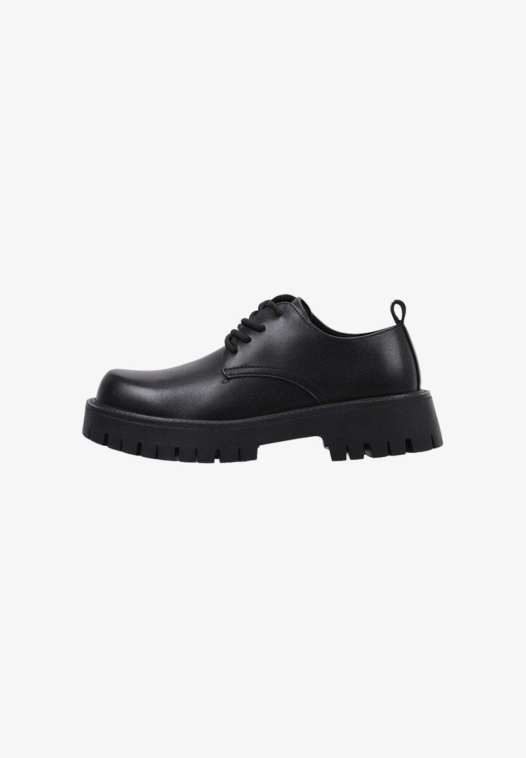 Chaussures à lacets noires avec une tige synthétique lisse, semelle texturée robuste, bout arrondi et une languette à l'arrière pour un enfilage facile.