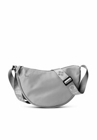 Šedá taška přes rameno s zaobleným designem, vyrobená z odolného materiálu. Obsahuje nastavitelné ramenní popruh s potištěným vzorem a kovovou sponu.