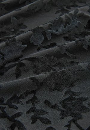 Fekete szövet, texturált virágmintával, kiemelkedő velúr levelekkel a matt háttér előtt. Simább tapintású és puha esésű.