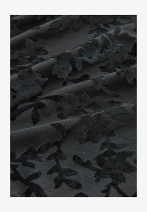 Fekete szövet, texturált virágmintával, kiemelkedő velúr levelekkel a matt háttér előtt. Simább tapintású és puha esésű.